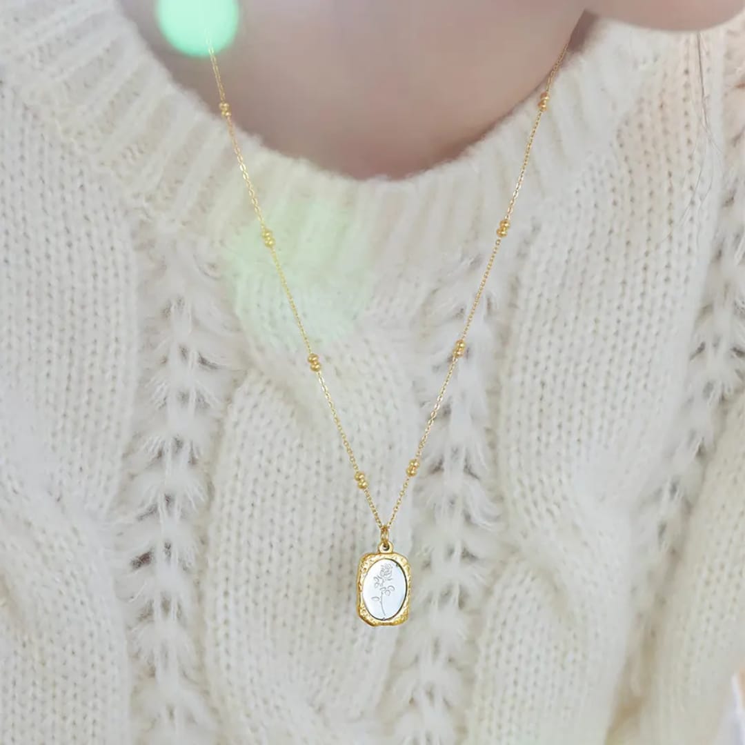 Elegant gold-toned necklace
