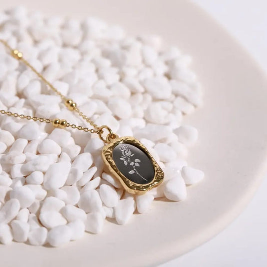 Elegant gold-toned necklace