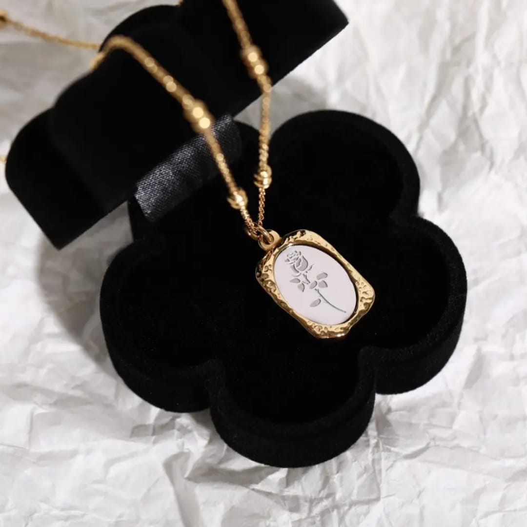 Elegant gold-toned necklace