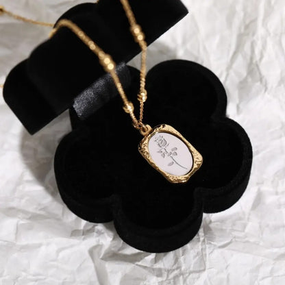 Elegant gold-toned necklace