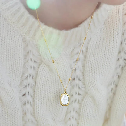 Elegant gold-toned necklace
