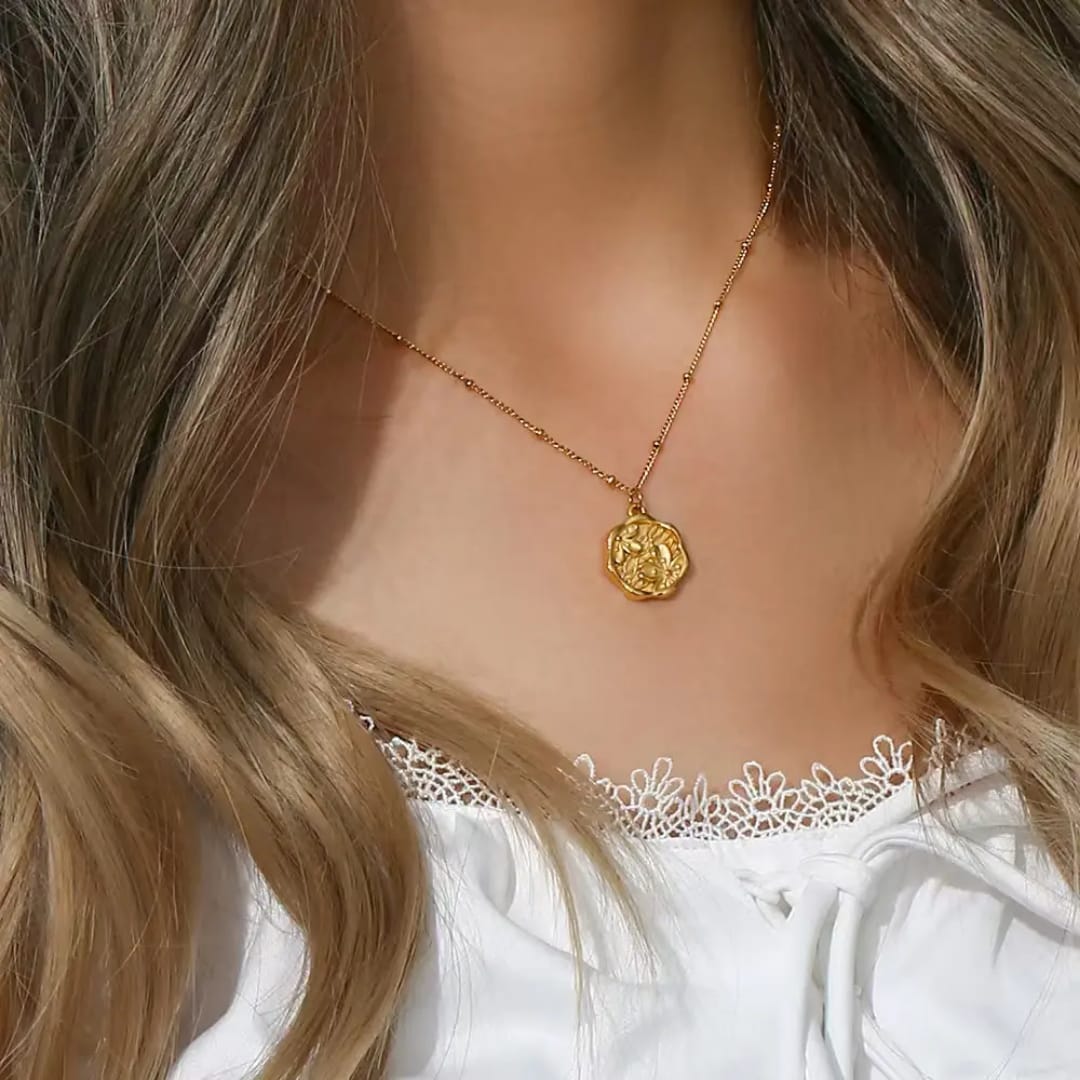 Stillness Still Locket Chain - Golden